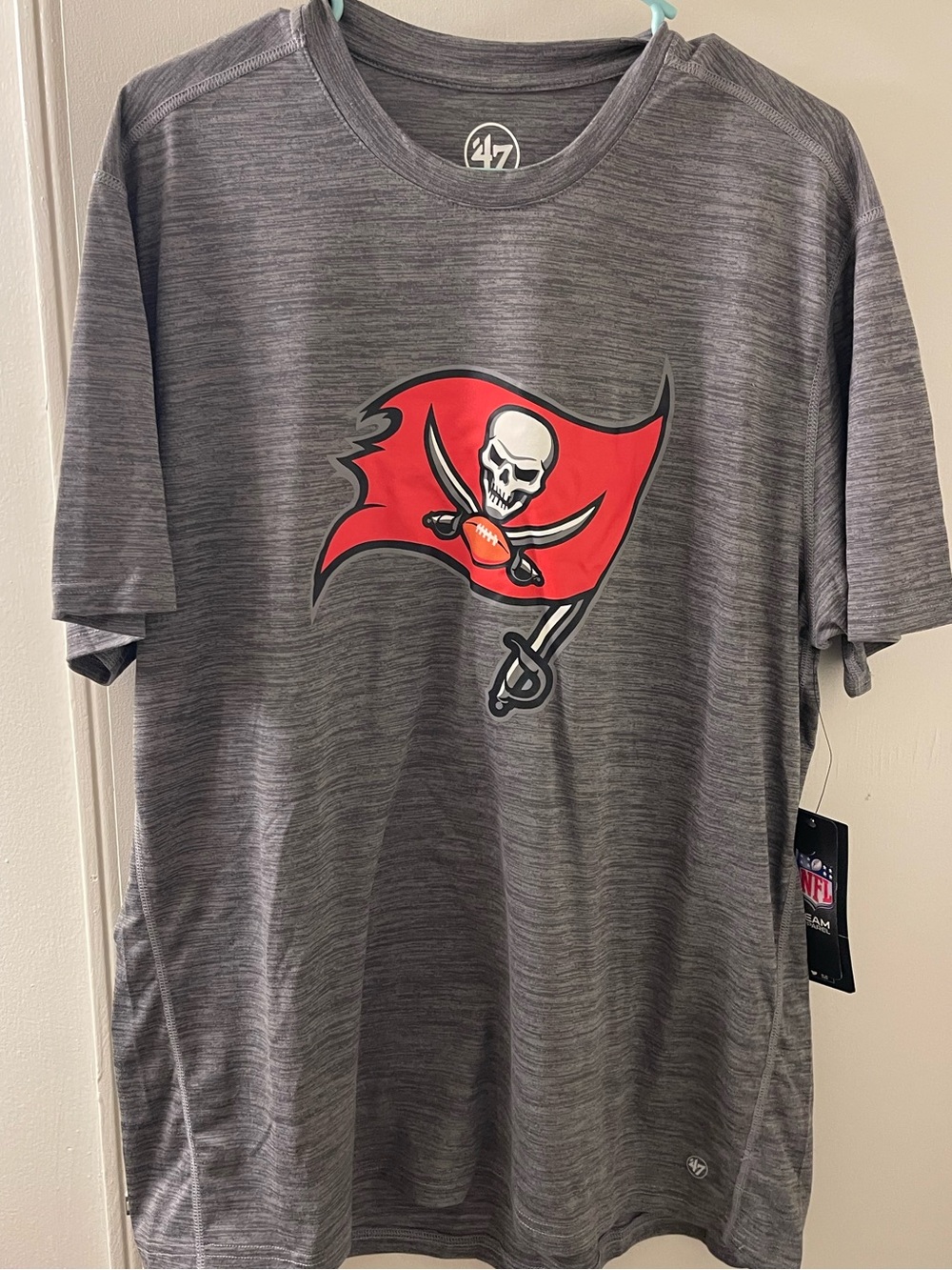 47 Brand Men’s Gray Short Sleeve Tee with Red Tampa Bay Buccaneers Flag Logo